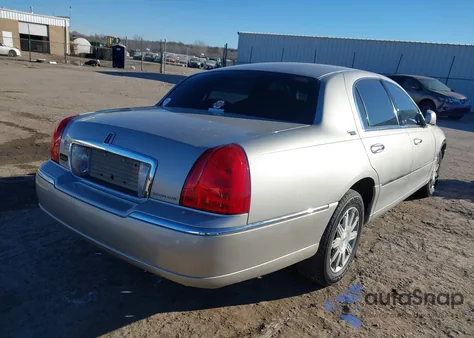 2006 Lincoln Town Car Signature Limited z USA, uszkodzony, nr VIN 1LNHM82W16Y606419
